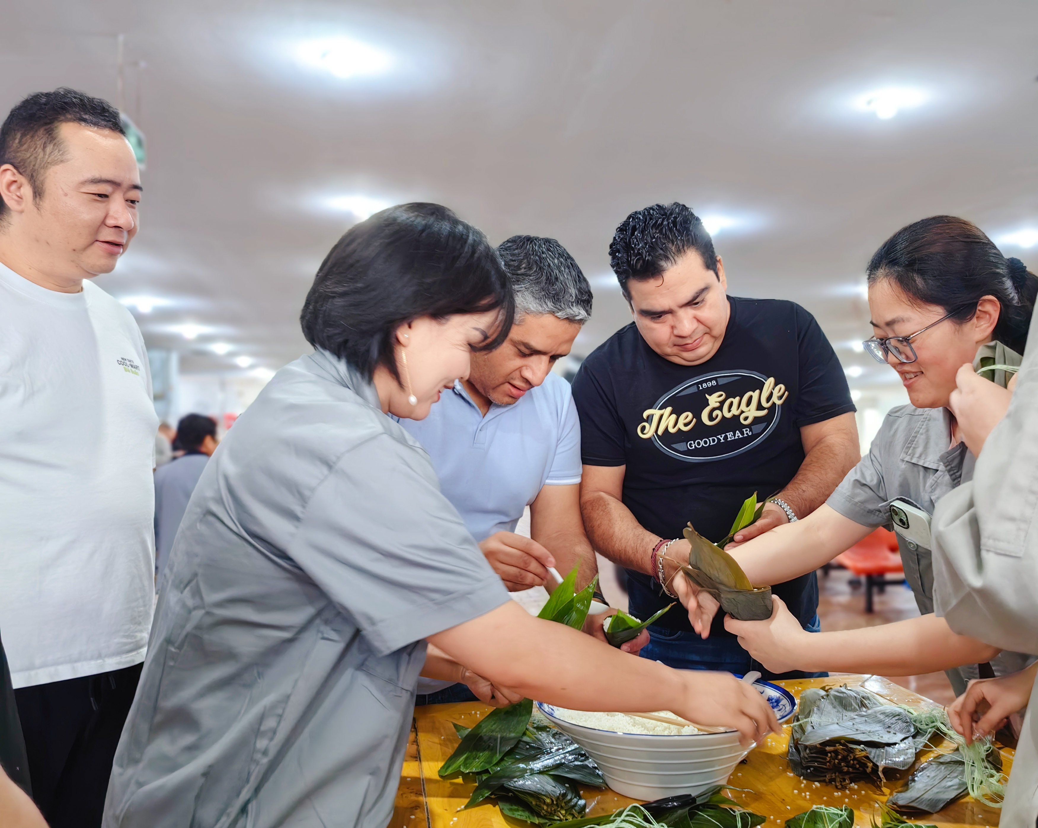 Foreign customers gather at "Rato" and enjoy happy moments with "zongzi"